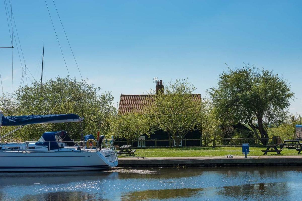 Navigation Cottage On The Historic Sea Lock Overlooking The Nature Reserve Maldon Eksteriør bilde