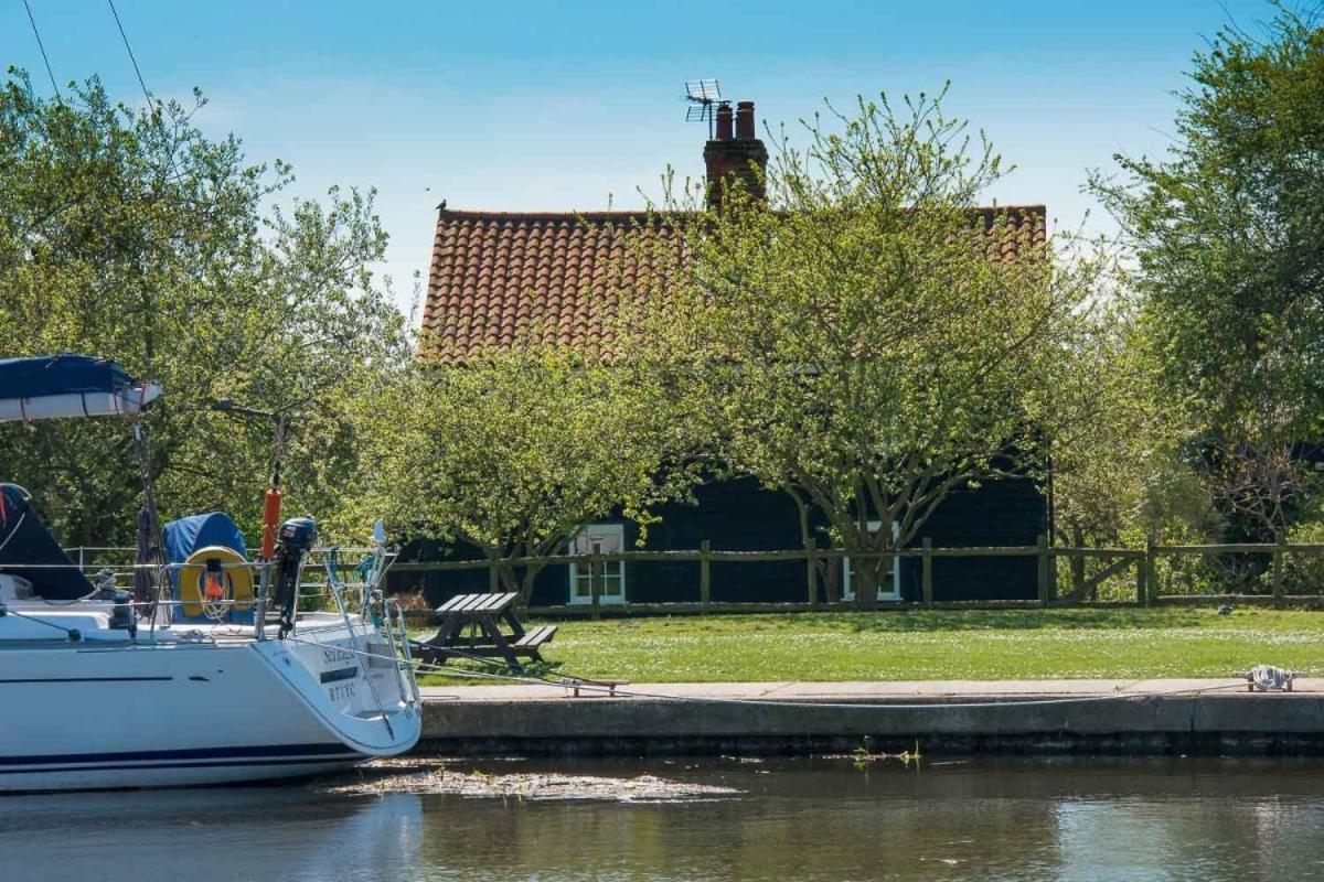 Navigation Cottage On The Historic Sea Lock Overlooking The Nature Reserve Maldon Eksteriør bilde