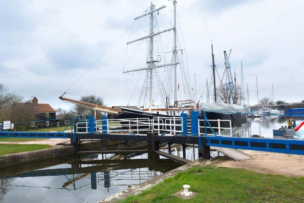 Navigation Cottage On The Historic Sea Lock Overlooking The Nature Reserve Maldon Eksteriør bilde